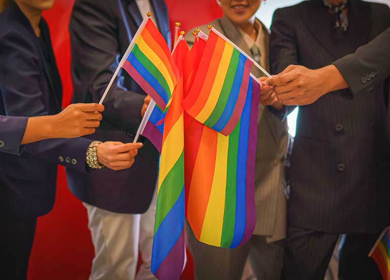 Office workers showing pride Büroangestellte zeigen Stolz