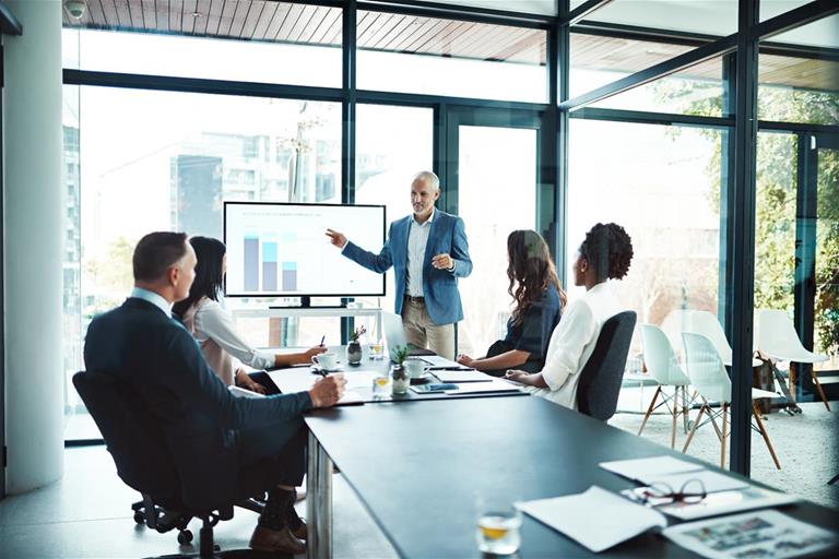 Man_draws_on_board_in_meeting