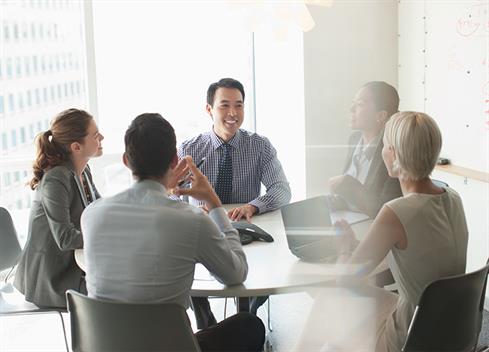 colegas de trabalho discutindo rfp