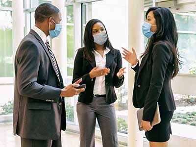 professionelle Mitarbeiter tragen Masken in der Diskussion