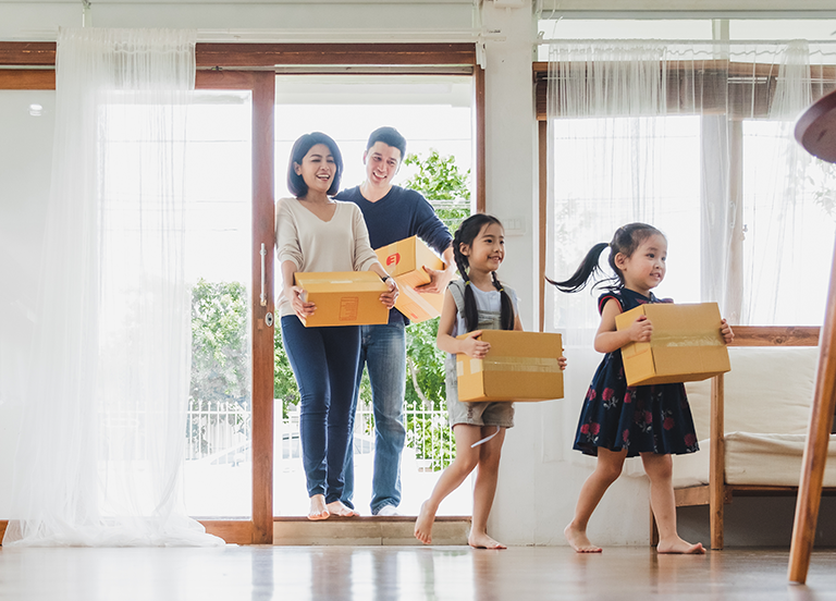 famille emménageant dans une nouvelle maison